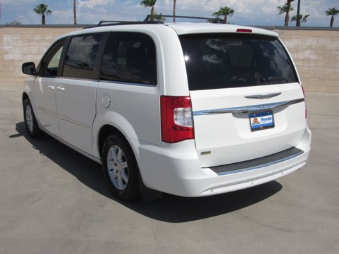 Used 2011 Chrysler Town & Country Touring image 6