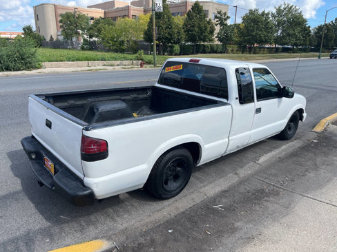 Used 2000 Chevrolet S10 Pickup LS w/ Preferred Equipment Group image 3
