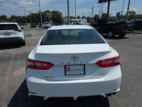 Used 2018 Toyota Camry SE image 6