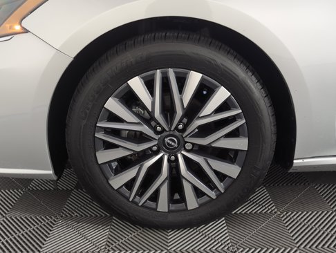 Used 2024 Nissan Altima 2.5 SV image 9