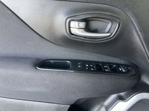 Used 2020 Jeep Renegade Latitude w/ Cold Weather Group image 21