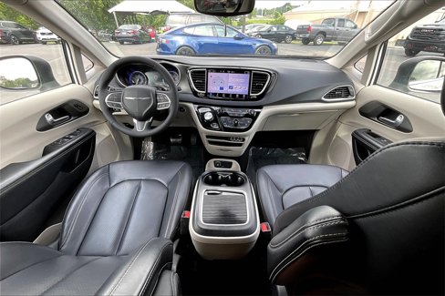 Used 2023 Chrysler Pacifica Touring-L image 7