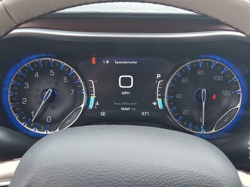 Used 2017 Chrysler Pacifica Limited image 25