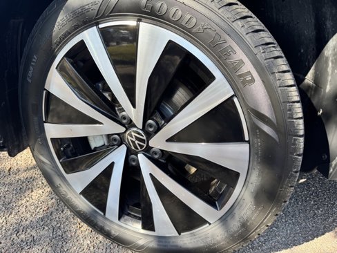 Certified 2024 Volkswagen Taos SE image 30