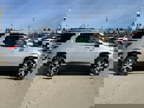 Used 2019 Chevrolet Traverse LT w/ LT Premium Package image 4