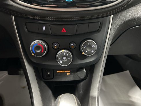 Used 2019 Chevrolet Trax LT w/ LT Convenience Package image 21