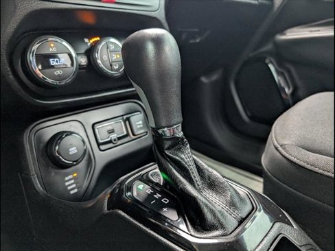 Used 2016 Jeep Renegade Latitude image 15