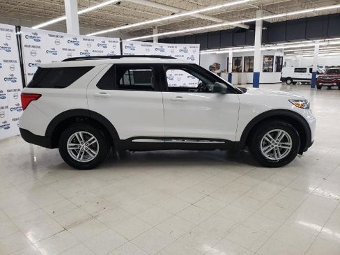 Certified 2022 Ford Explorer XLT w/ Equipment Group 202A image 5