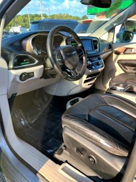 Used 2019 Chrysler Pacifica Touring-L image 10