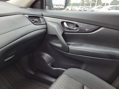 Used 2017 Nissan Rogue SV image 8