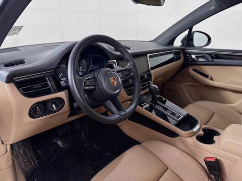 Certified 2022 Porsche Macan image 4