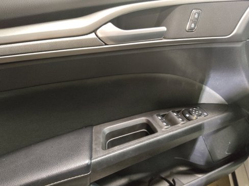 Used 2020 Ford Fusion SE image 27