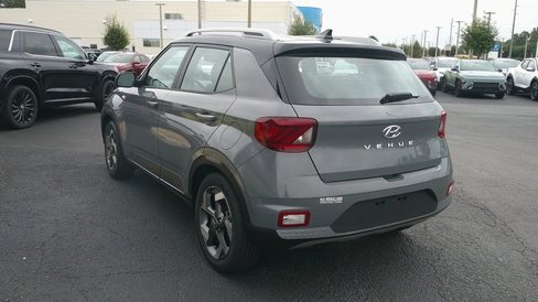 Certified 2022 Hyundai Venue Limited w/ Cargo Package image 3