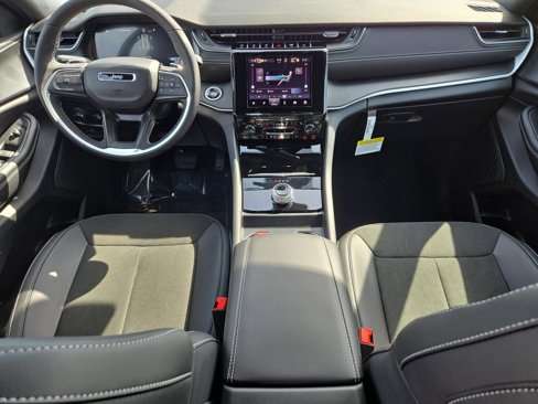 New 2025 Jeep Grand Cherokee Altitude image 15
