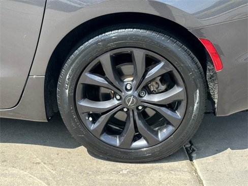 Used 2019 Chrysler Pacifica Touring Plus w/ S Appearance Package image 8