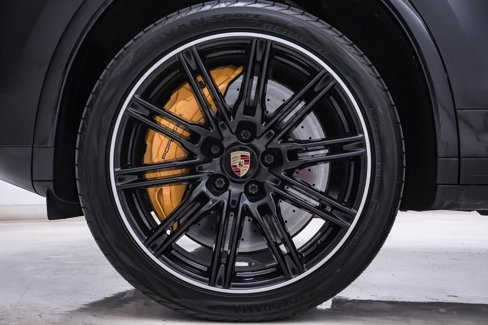 Used 2016 Porsche Cayenne Turbo S image 13