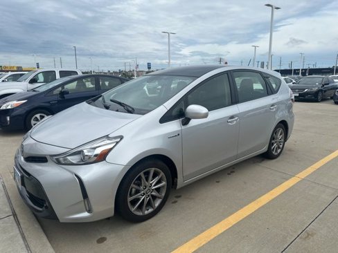 Used 2017 Toyota Prius V Five image 3