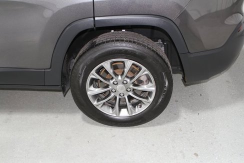 Used 2019 Jeep Cherokee Latitude Plus w/ Cold Weather Group image 12