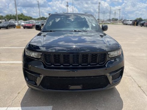 Used 2024 Jeep Grand Cherokee Altitude image 3