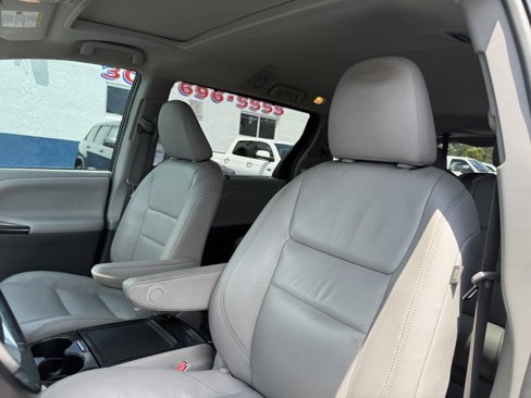 Used 2017 Toyota Sienna XLE image 12
