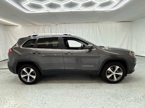 Used 2019 Jeep Cherokee Limited image 2