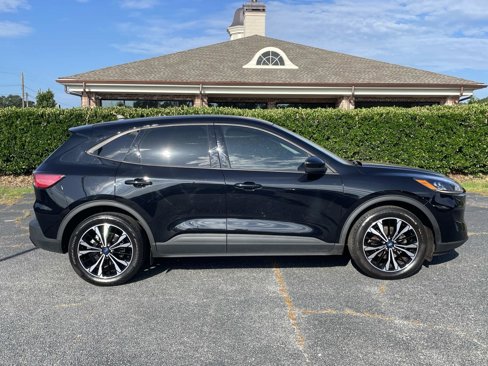 Used 2022 Ford Escape SE w/ SE Sport Appearance Package image 2