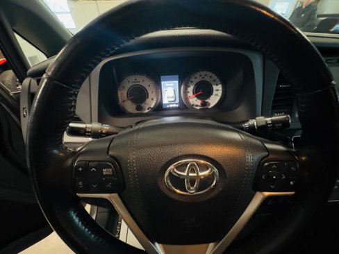 Used 2018 Toyota Sienna SE image 12