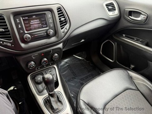 Used 2017 Jeep Compass Latitude w/ Cold Weather Group image 32