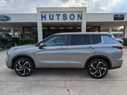 Used 2022 Mitsubishi Outlander SE image 1