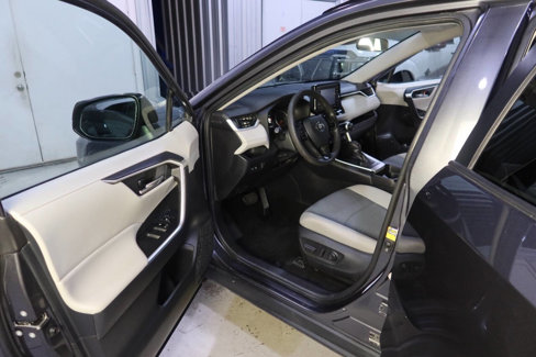 Used 2021 Toyota RAV4 XLE image 18