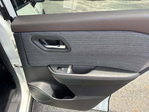 Used 2021 Nissan Rogue SV image 30
