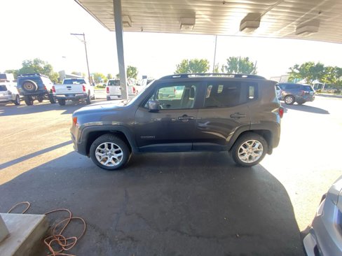 Used 2017 Jeep Renegade Latitude image 2
