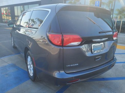 Used 2022 Chrysler Voyager LX image 7