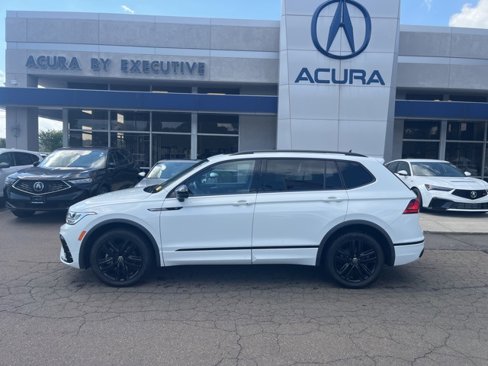 Used 2022 Volkswagen Tiguan SE R-Line image 2