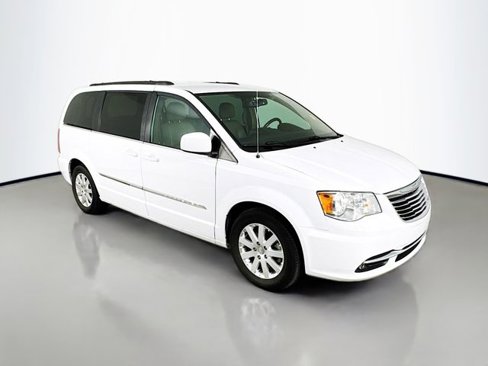 Used 2016 Chrysler Town & Country Touring image 3