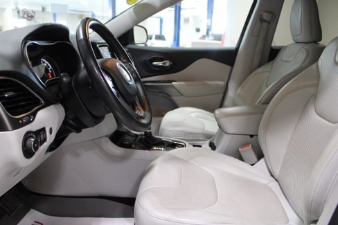 Used 2019 Jeep Cherokee Limited w/ Luxury Group image 12