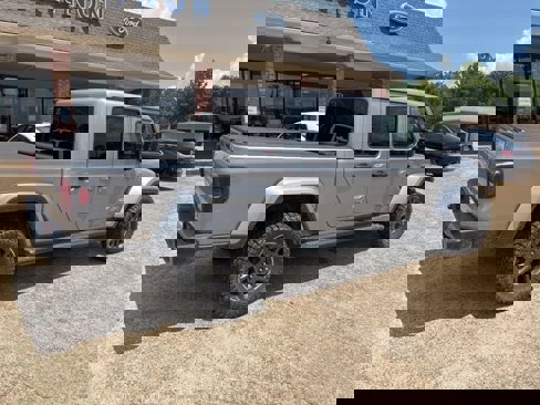 Used 2020 Jeep Gladiator Overland image 5