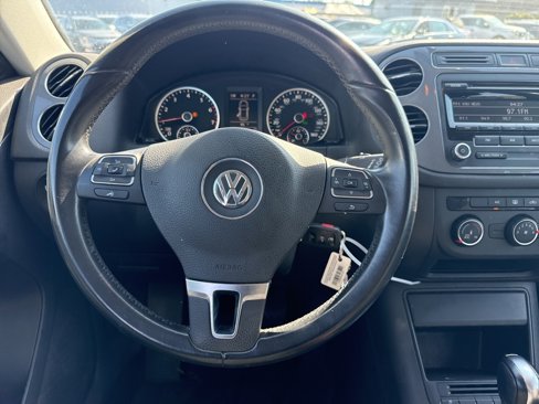 Used 2014 Volkswagen Tiguan S image 9