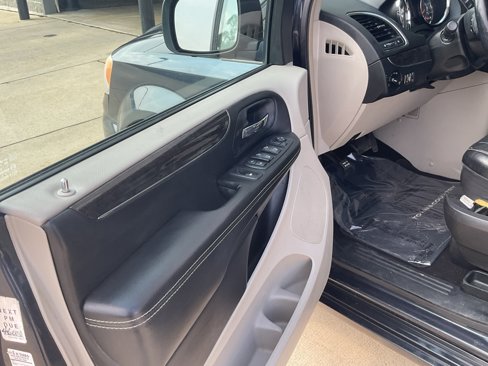 Used 2014 Chrysler Town & Country Touring image 7