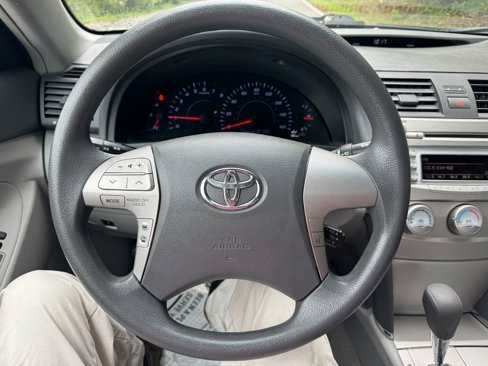 Used 2010 Toyota Camry LE image 25