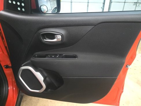 Used 2019 Jeep Renegade Latitude w/ Popular Equipment Group image 5