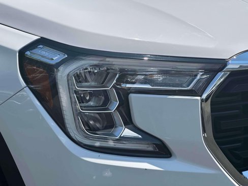 Certified 2022 GMC Terrain SLE w/ Driver Convenience Package image 9