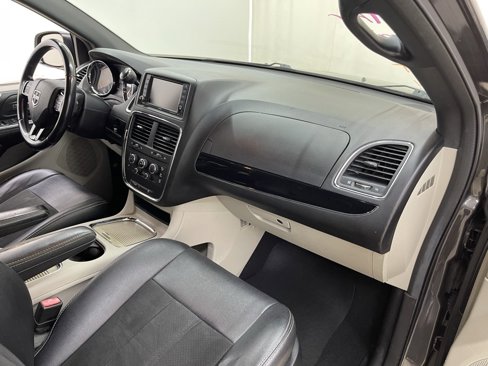 Used 2019 Dodge Grand Caravan SXT image 12