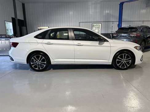 Used 2024 Volkswagen Jetta Sport image 8