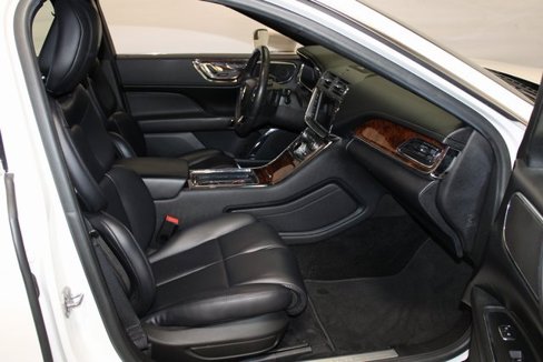 Used 2018 Lincoln Continental Premiere image 9