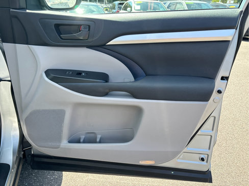 Used 2019 Toyota Highlander LE image 23