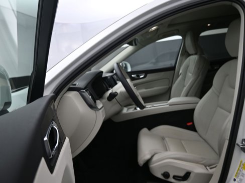 Certified 2023 Volvo XC60 B5 Ultimate w/ Protection Package Premier image 11