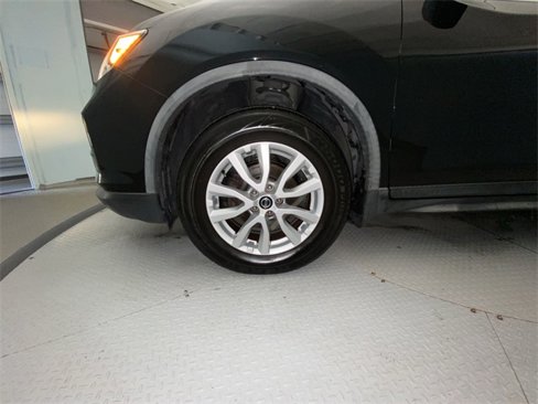 Used 2018 Nissan Rogue SV image 10