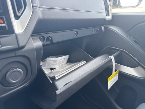 New 2025 Nissan Frontier SV image 18