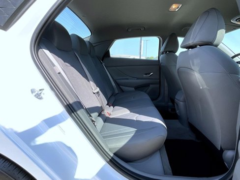Certified 2025 Hyundai Elantra SE image 19